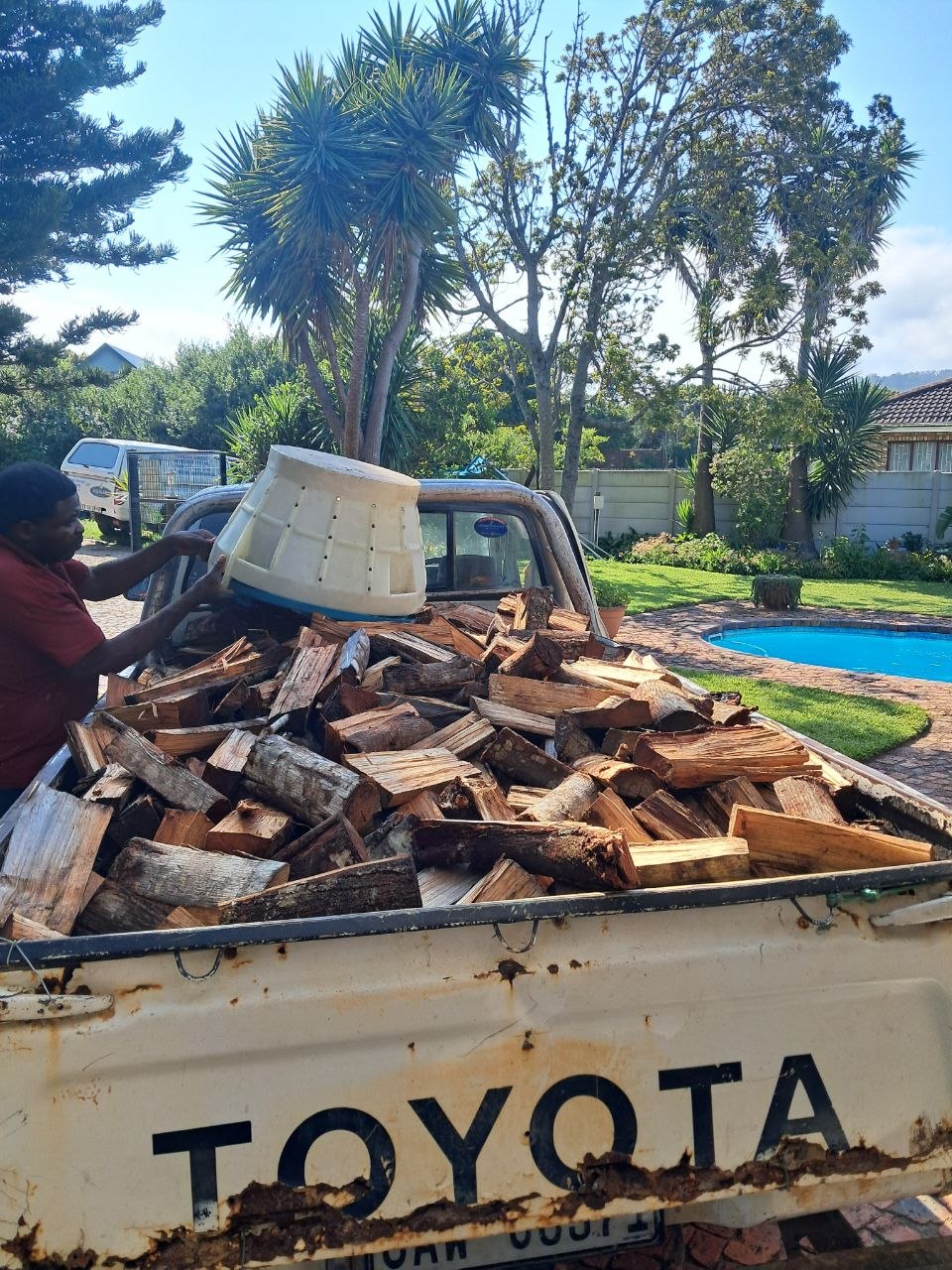 Full bakkie load of dry black wattle braai wood — Garden Route delivery